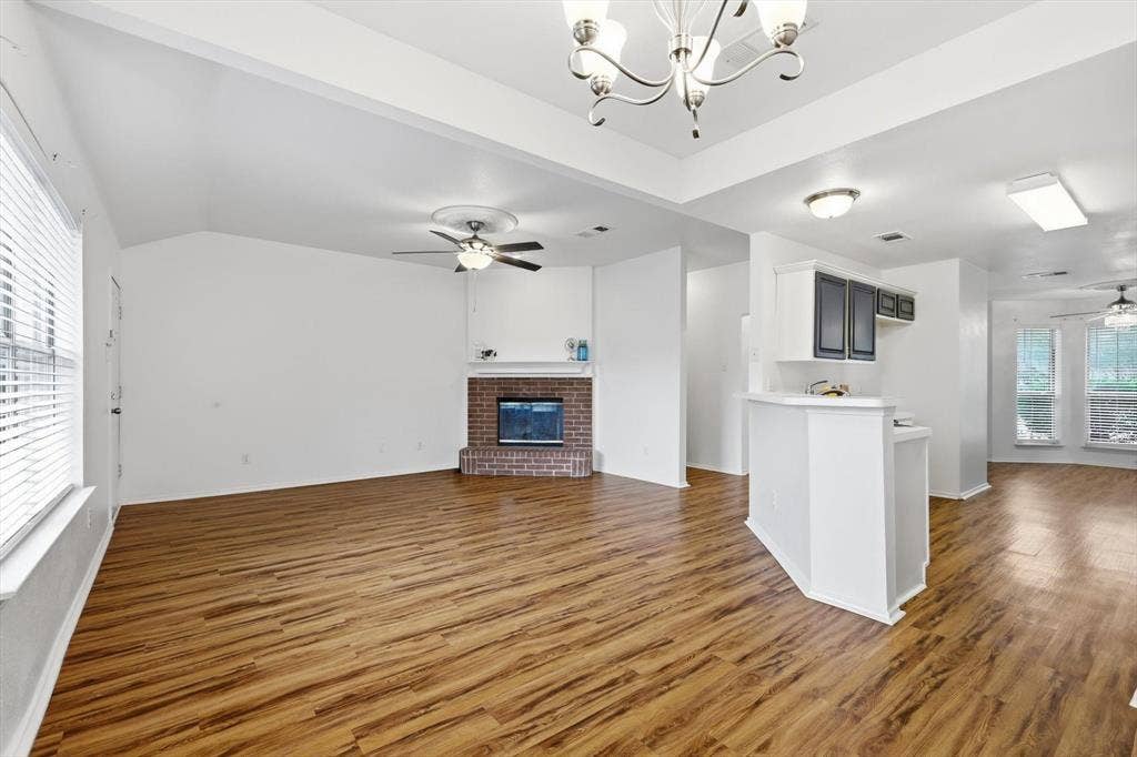 921 High Point Drive, Midlothian, TX 76065 921 High Point Drive, Midlothian, TX 76065
