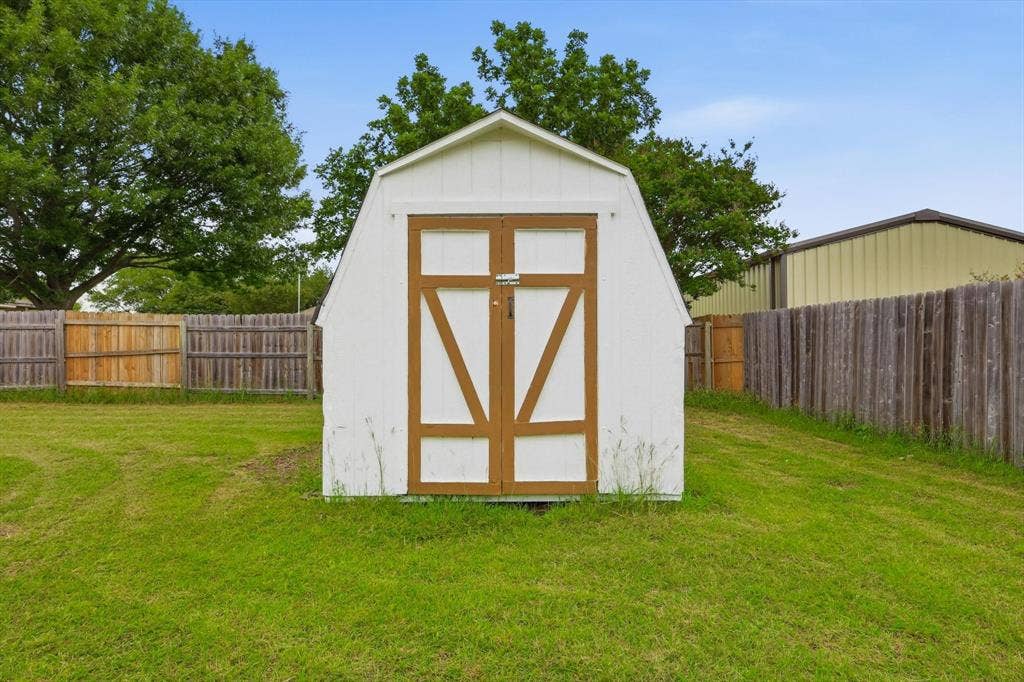 921 High Point Drive, Midlothian, TX 76065 Storage shed