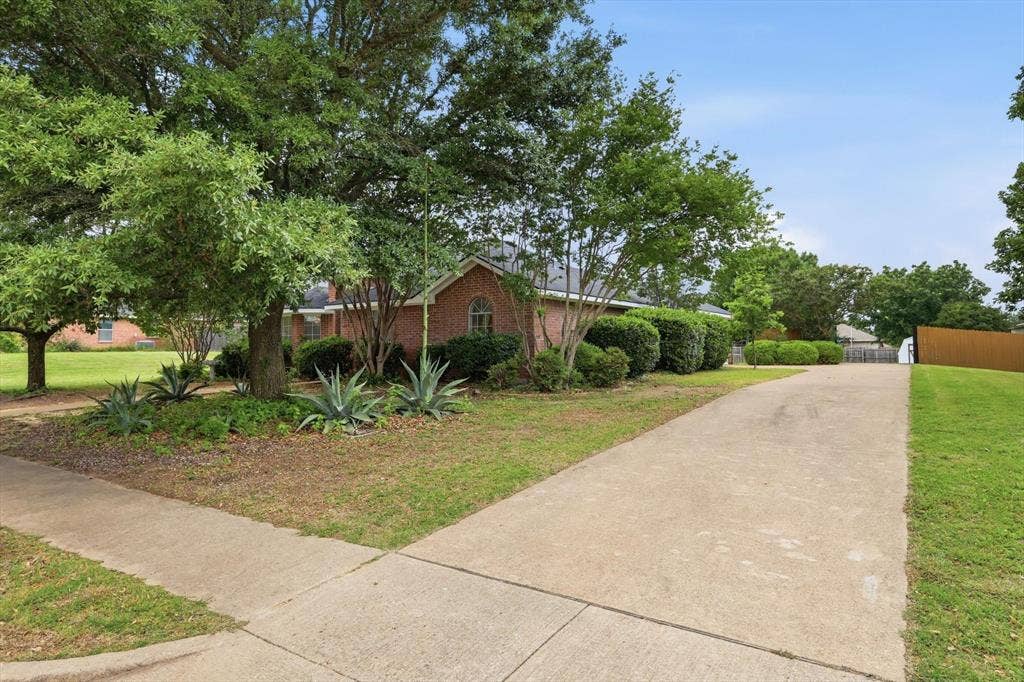 921 High Point Drive, Midlothian, TX 76065 921 High Point Drive, Midlothian, TX 76065