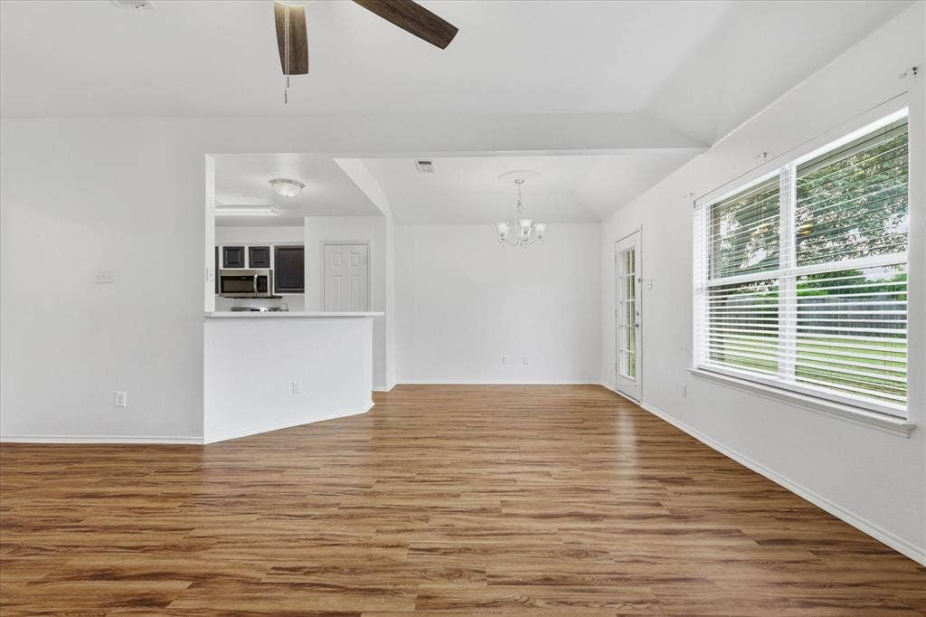921 High Point Drive, Midlothian, TX 76065 921 High Point Drive, Midlothian, TX 76065