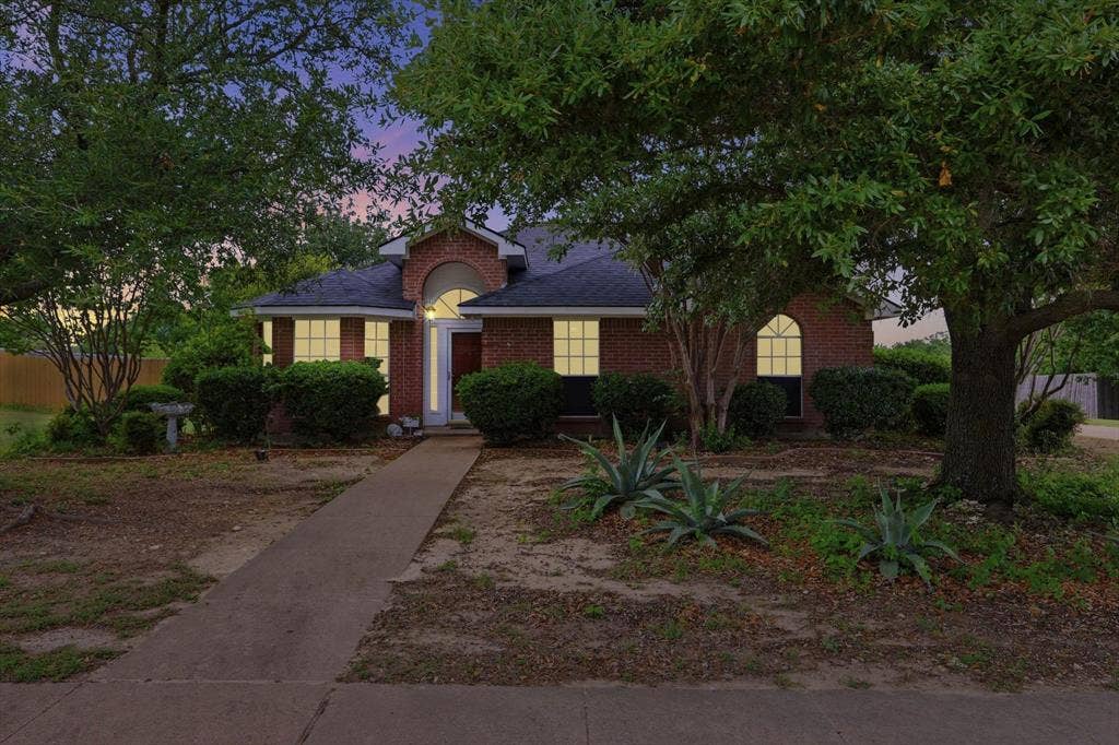 921 High Point Drive, Midlothian, TX 76065 921 High Point Drive, Midlothian, TX 76065