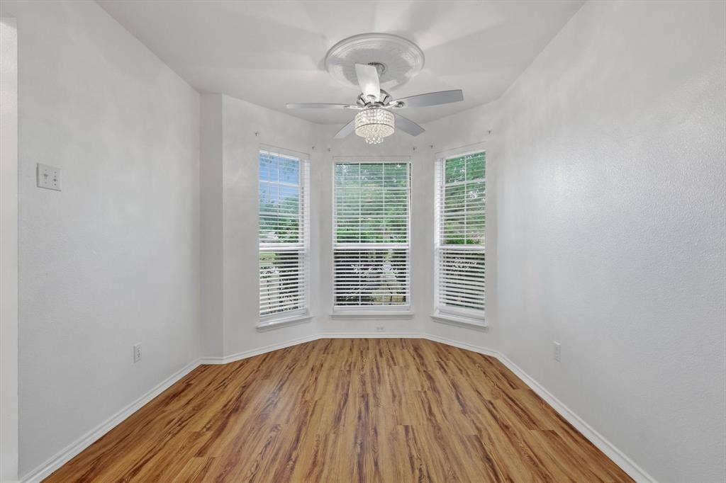 921 High Point Drive, Midlothian, TX 76065 921 High Point Drive, Midlothian, TX 76065