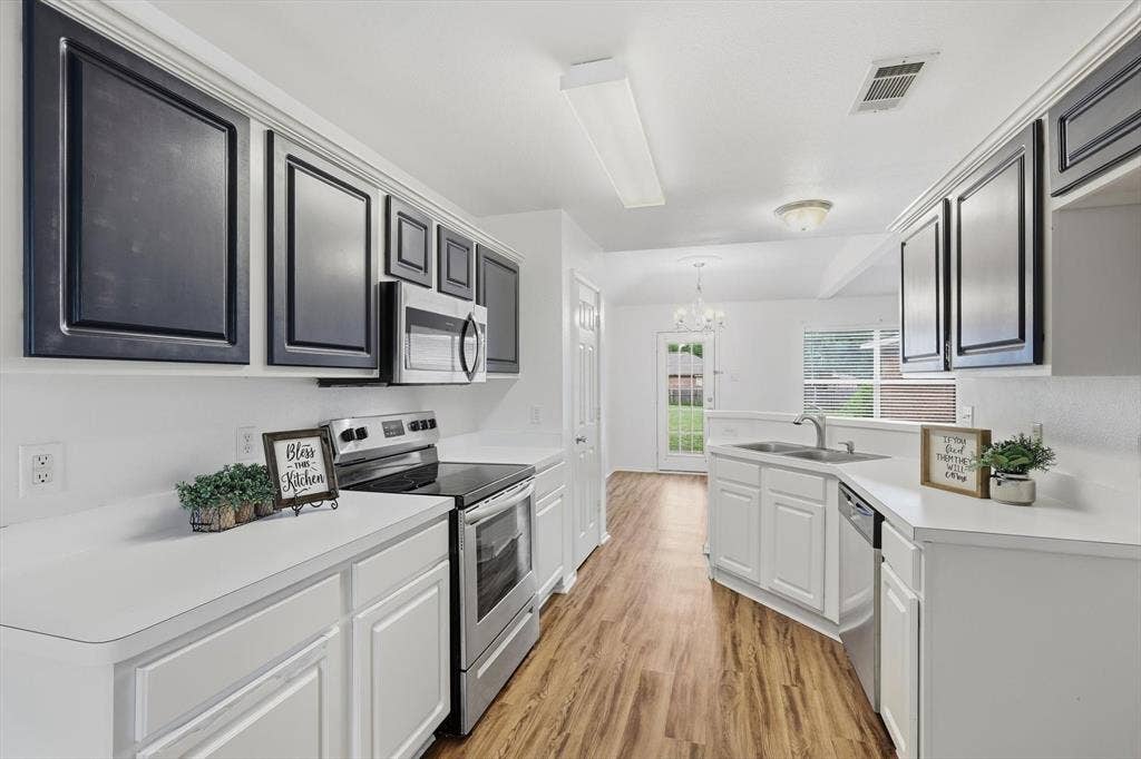 921 High Point Drive, Midlothian, TX 76065 921 High Point Drive, Midlothian, TX 76065