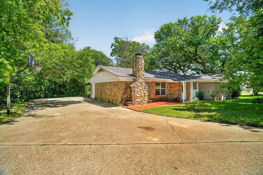 Property photo for 102 Live Oak Lane, Weatherford, TX