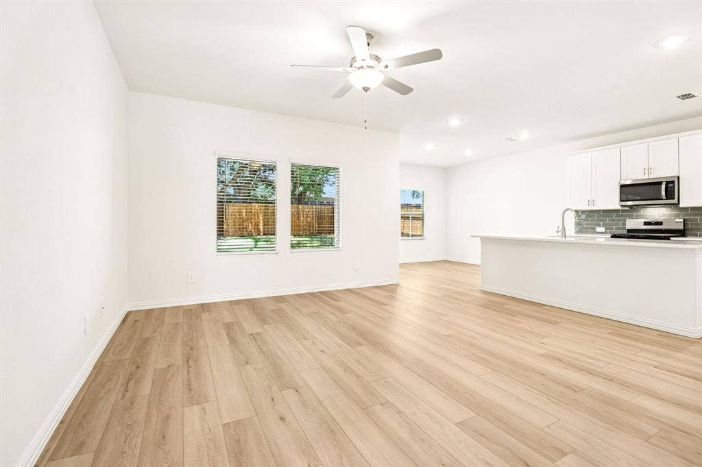 3033 Texoma Boulevard, Farmersville, TX 75442 Photo is not of the actual home, but is an inspirational photo of builder’s model home and may depict options, furnishings, and/or decorator features that are not included.