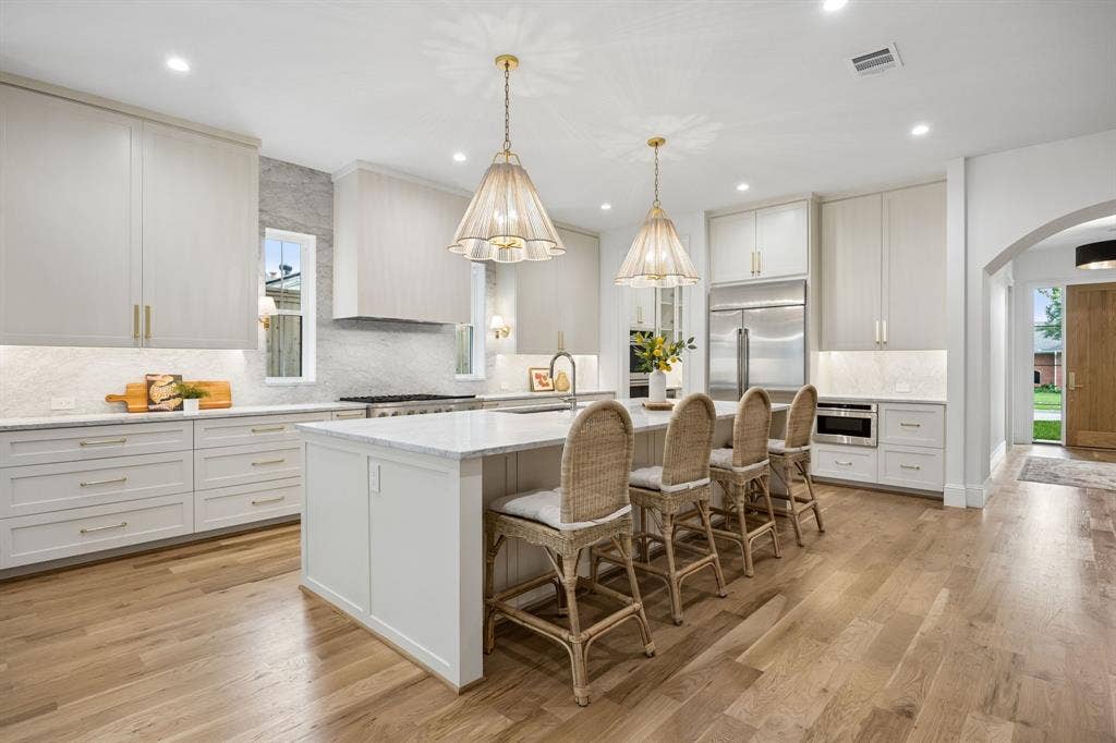 10215 Lynford Drive, Dallas, TX 75238 10215 Lynford Drive, Dallas, TX 75238