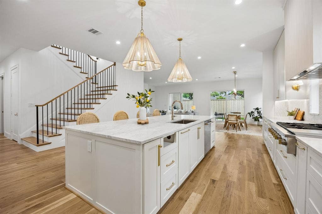 10215 Lynford Drive, Dallas, TX 75238 10215 Lynford Drive, Dallas, TX 75238