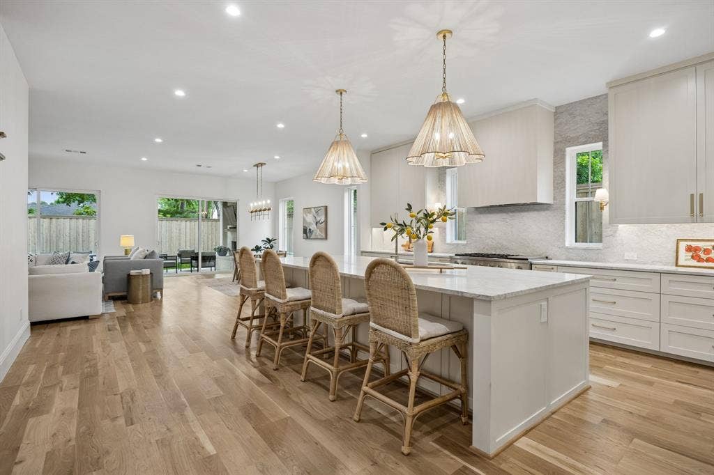 10215 Lynford Drive, Dallas, TX 75238 10215 Lynford Drive, Dallas, TX 75238
