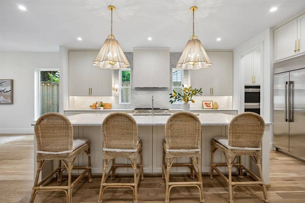 10215 Lynford Drive, Dallas, TX 75238 10215 Lynford Drive, Dallas, TX 75238