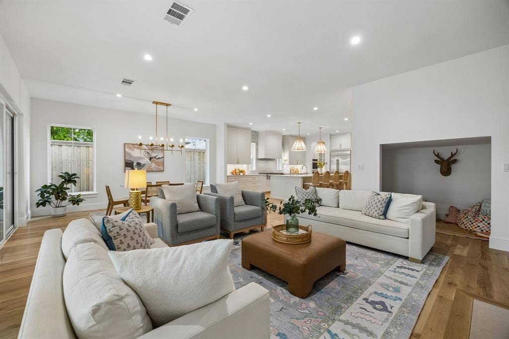10215 Lynford Drive, Dallas, TX 75238 10215 Lynford Drive, Dallas, TX 75238