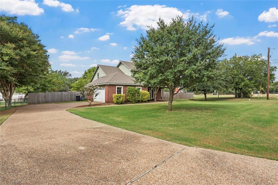 Property photo for 1694 Mclennan Crossing Road, Woodway, TX