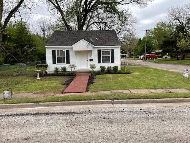Property photo for 215 Orange Street, Farmersville, TX