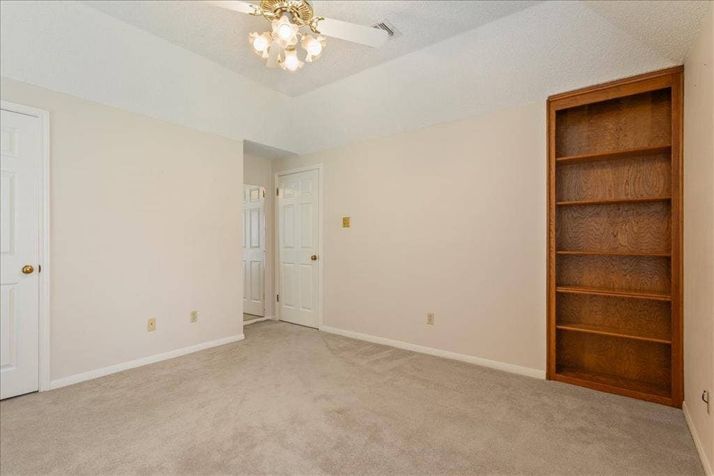 3501 Greenleaf Drive, Waco, TX 76710 Bookshelves