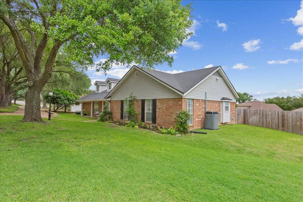 3501 Greenleaf Drive, Waco, TX 76710 Side yard