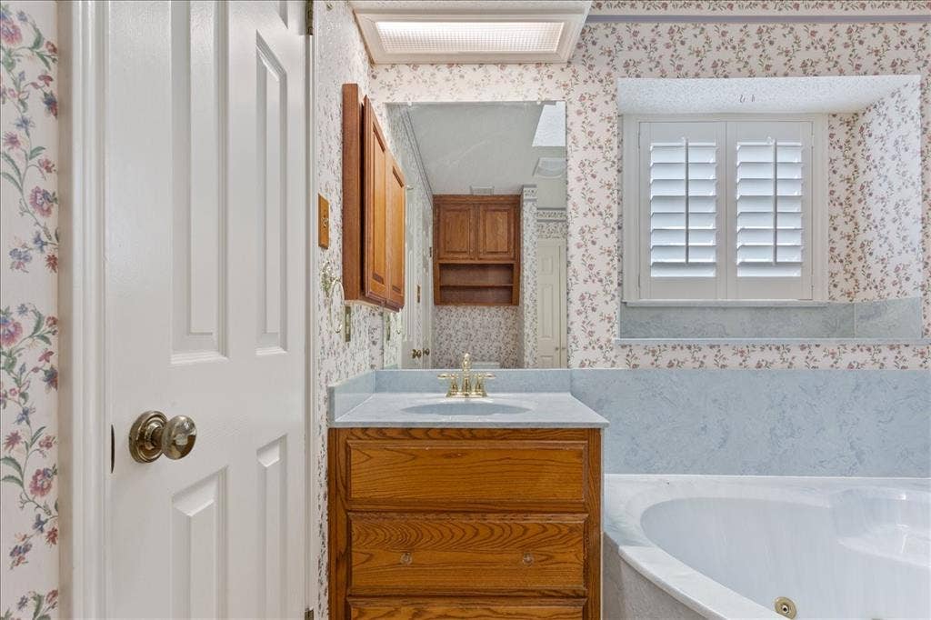 3501 Greenleaf Drive, Waco, TX 76710 Nice vanity