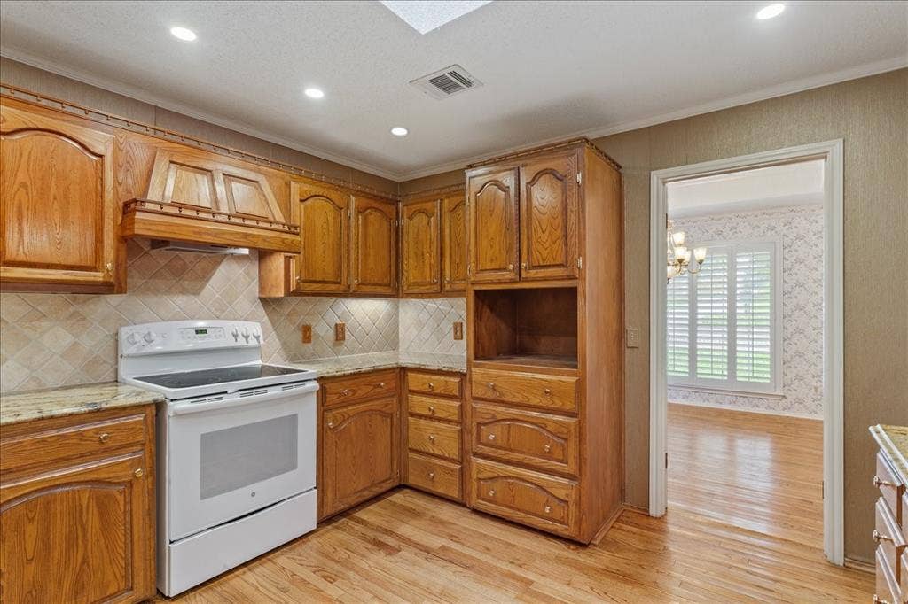 3501 Greenleaf Drive, Waco, TX 76710 Large kitchen with lots of cabinets