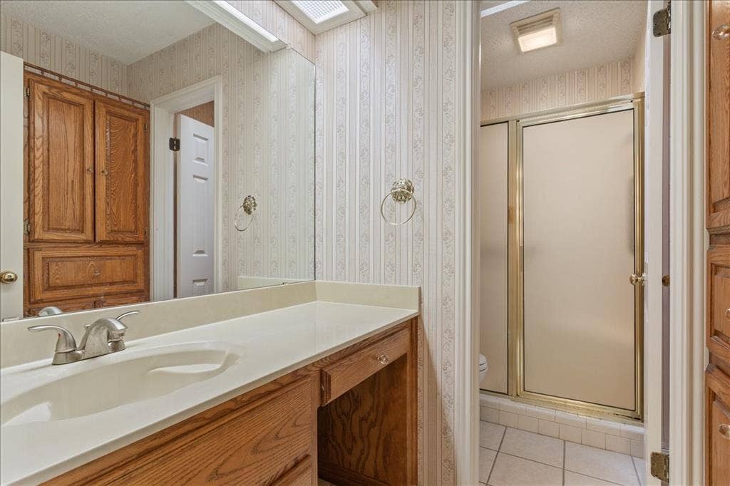 3501 Greenleaf Drive, Waco, TX 76710 Nice shower