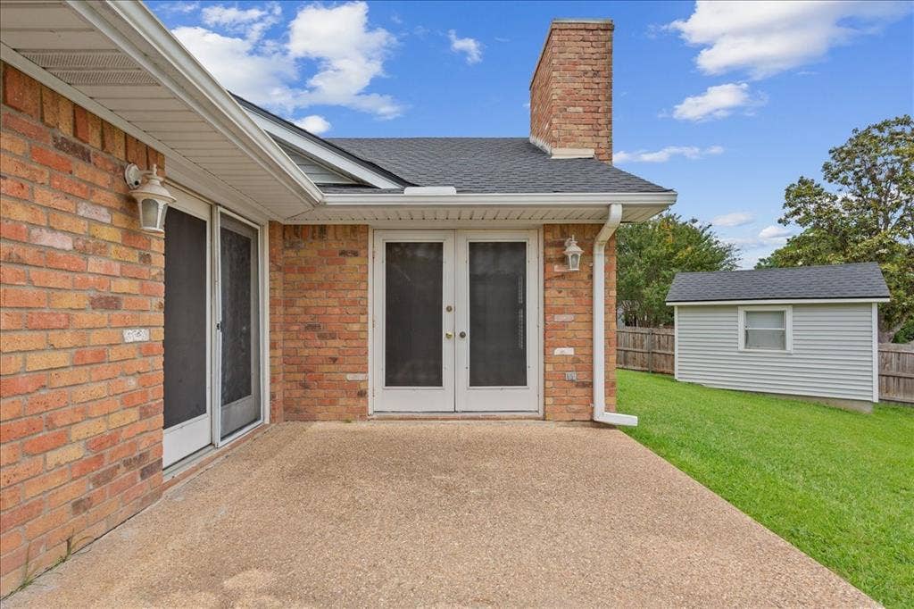3501 Greenleaf Drive, Waco, TX 76710 Two doors to get to patio