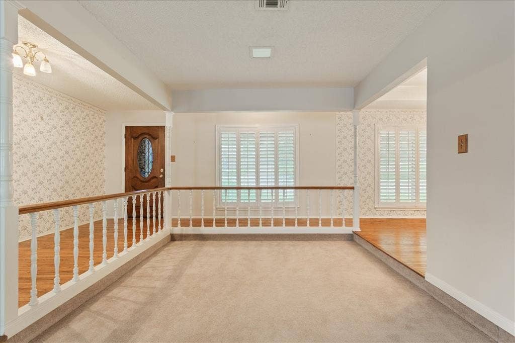 3501 Greenleaf Drive, Waco, TX 76710 Entry into living area