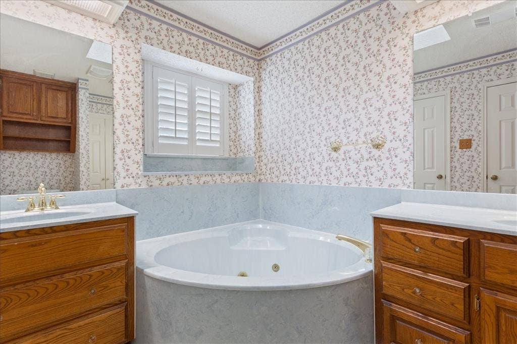 3501 Greenleaf Drive, Waco, TX 76710 Dual sinks