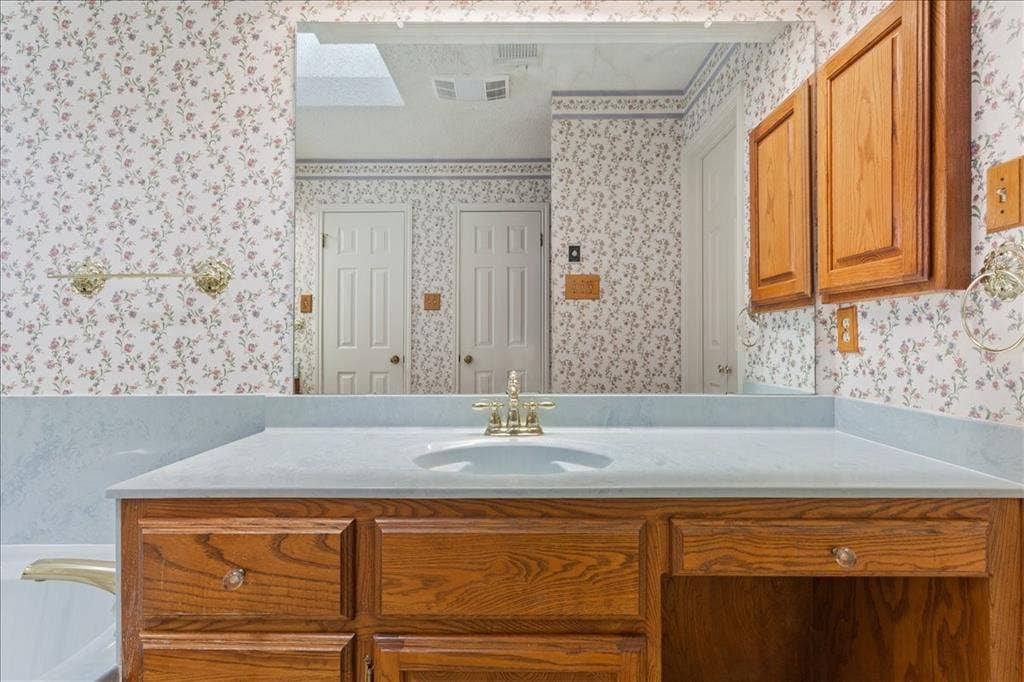 3501 Greenleaf Drive, Waco, TX 76710 Garden tub