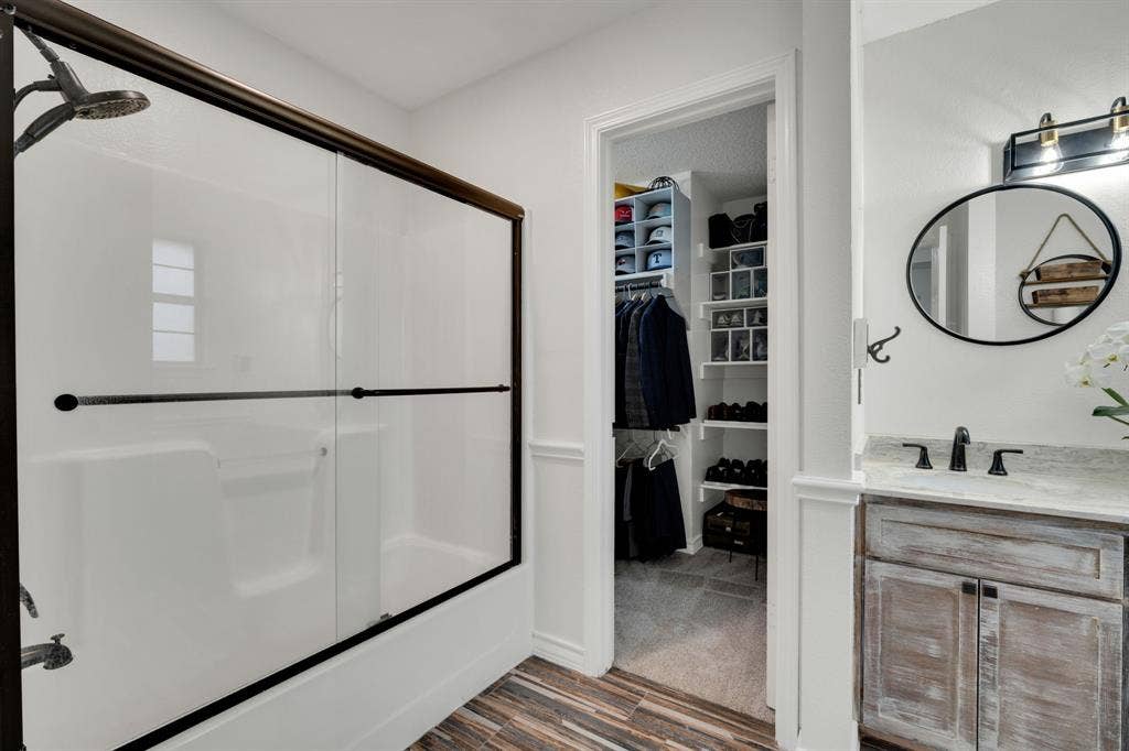 4431 Kings Court, Midlothian, TX 76065 New shower doors in primary bath