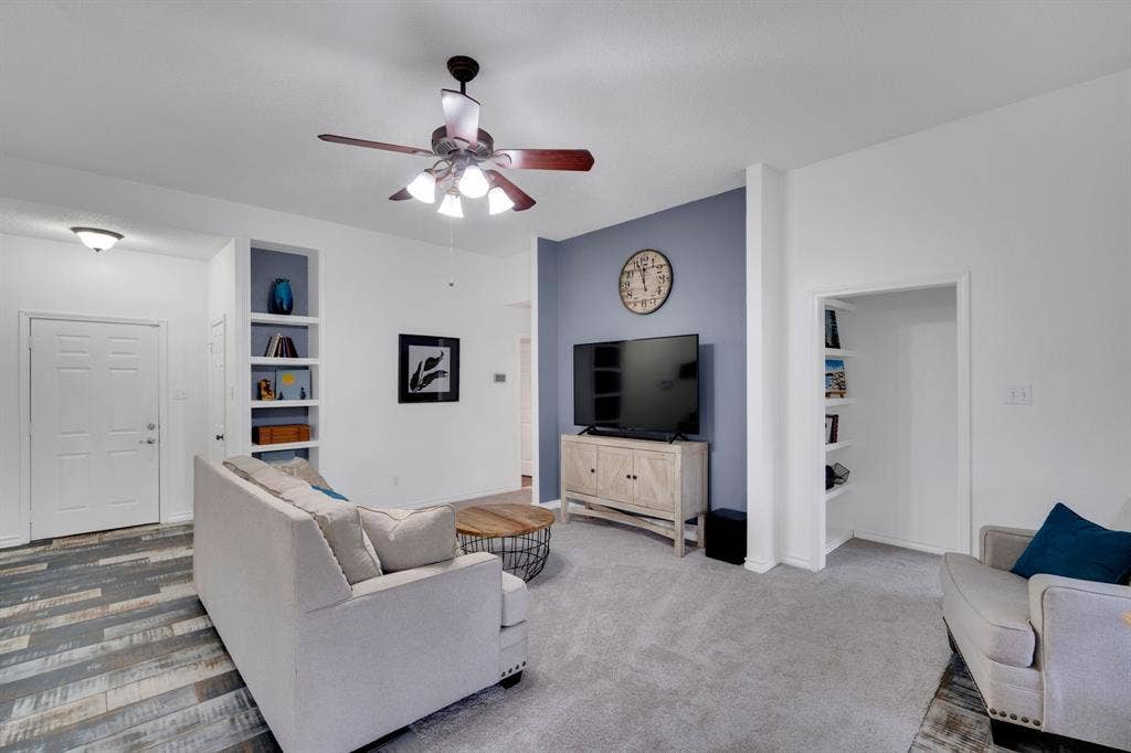4431 Kings Court, Midlothian, TX 76065 Living space with natural lighting is center of the home