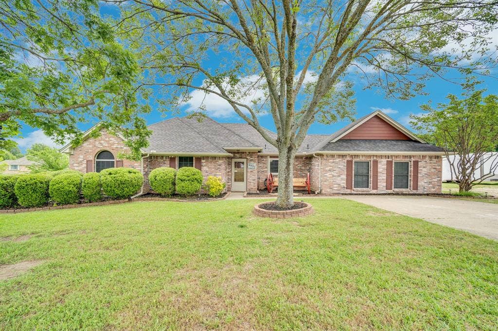 4431 Kings Court, Midlothian, TX 76065 Traditional ranch style- front view