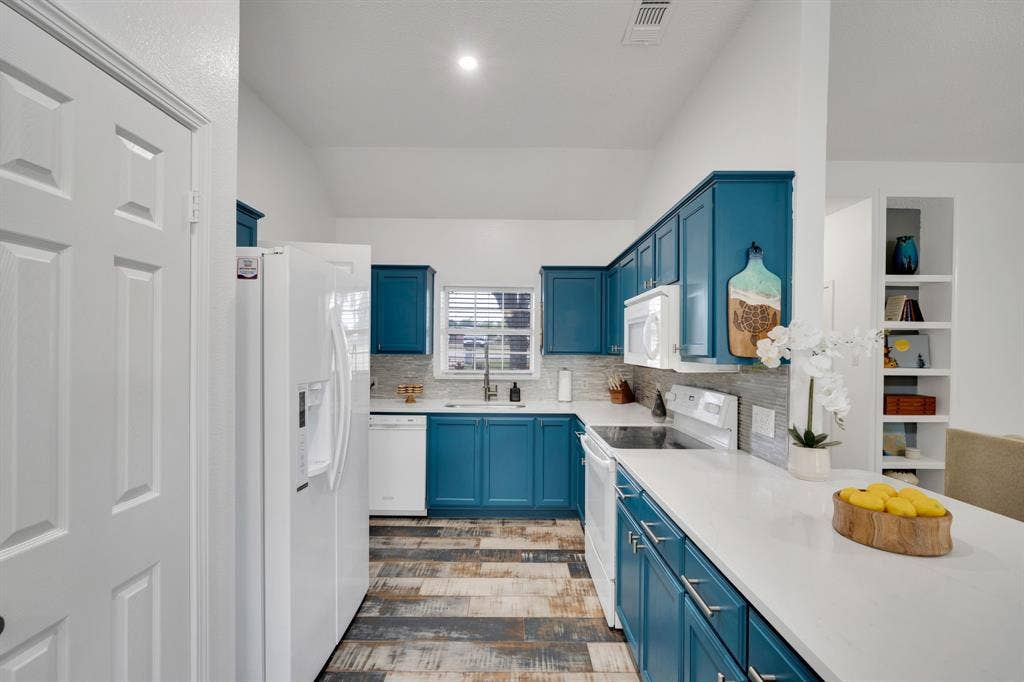 4431 Kings Court, Midlothian, TX 76065 New paint showcases beautiful custom paint, countertop :& backsplash