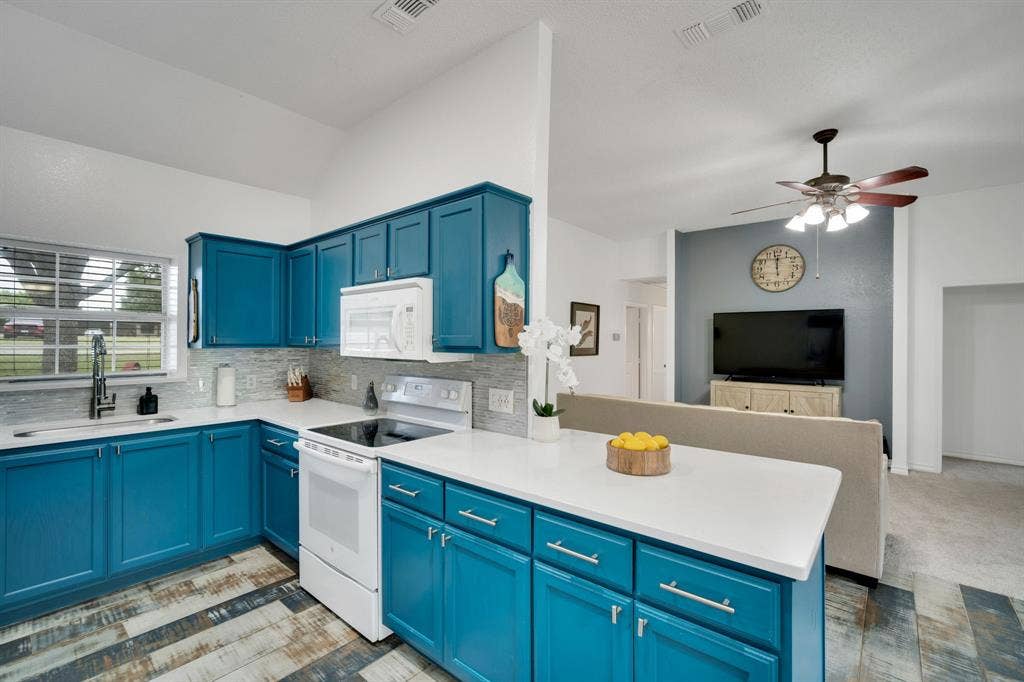 4431 Kings Court, Midlothian, TX 76065 New quartz countertop and custom backsplash