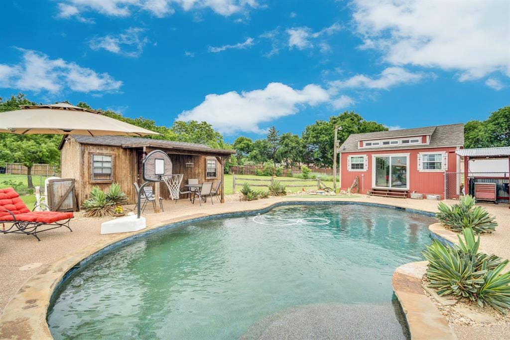 4431 Kings Court, Midlothian, TX 76065 Beautifully resurfaced and landscaped pool.