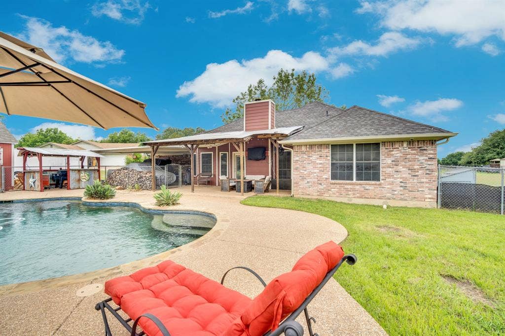 4431 Kings Court, Midlothian, TX 76065 Bring on the sun!