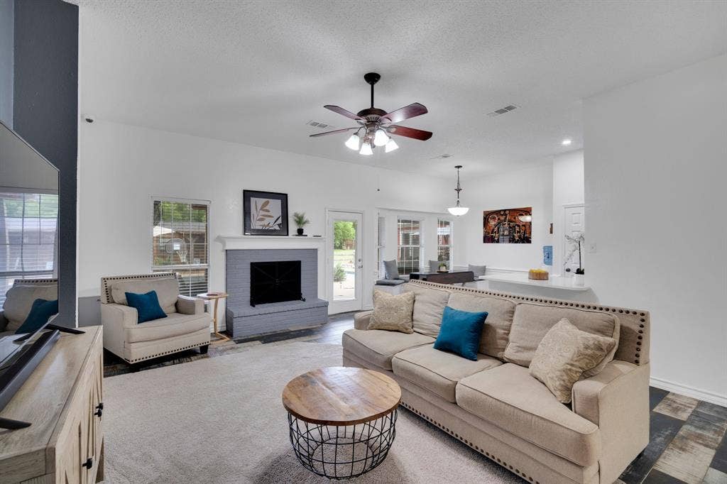 4431 Kings Court, Midlothian, TX 76065 Living adjoins kitchen and dining