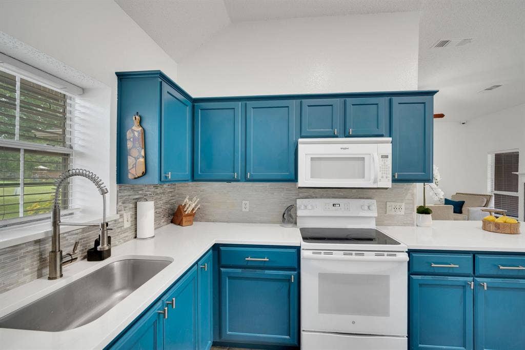 4431 Kings Court, Midlothian, TX 76065 Clean, customized kitchen