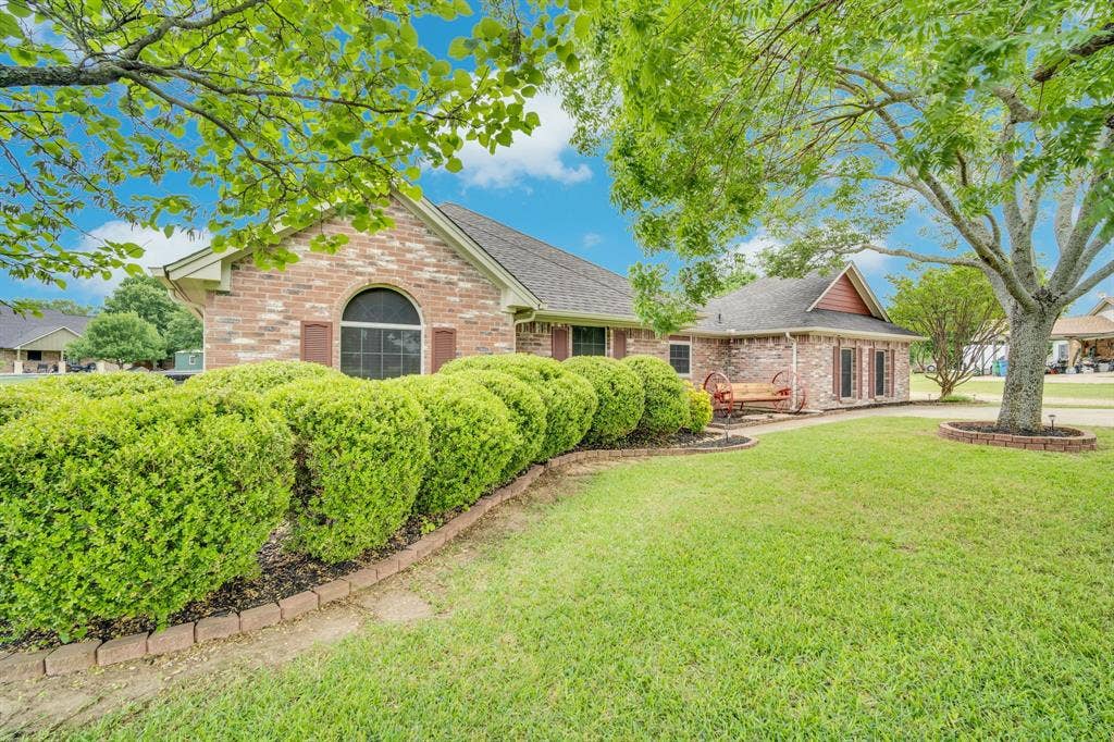 4431 Kings Court, Midlothian, TX 76065 Well manicured landscaping
