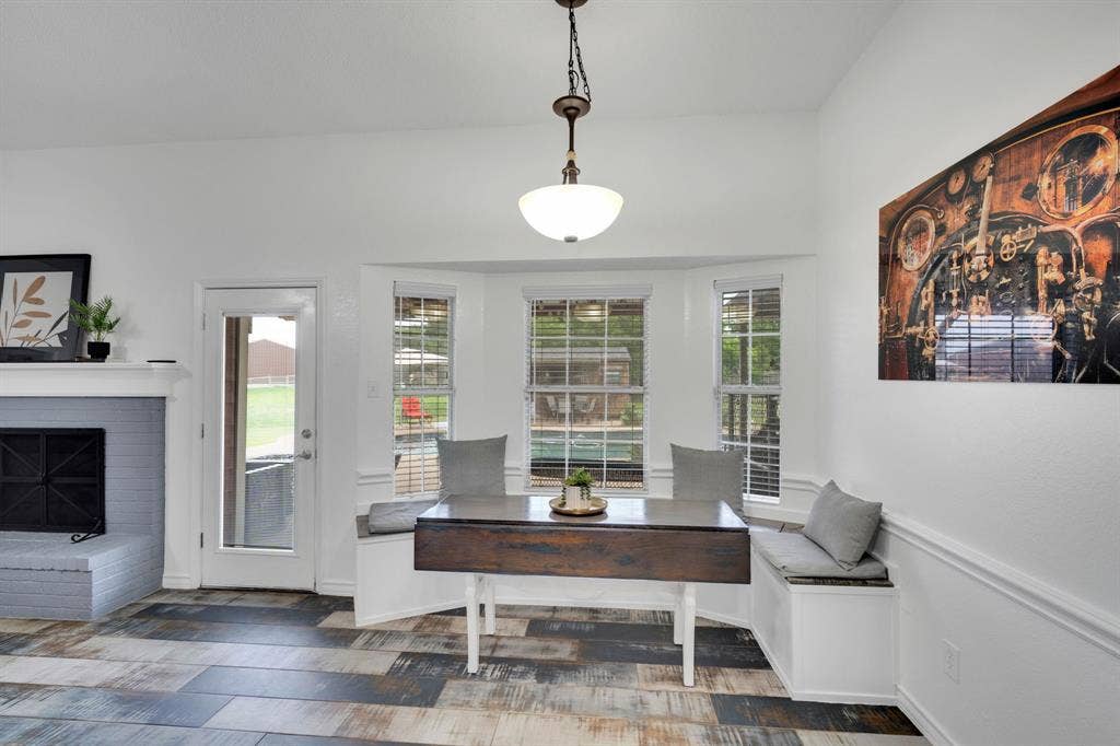 4431 Kings Court, Midlothian, TX 76065 Dining area with built in bench