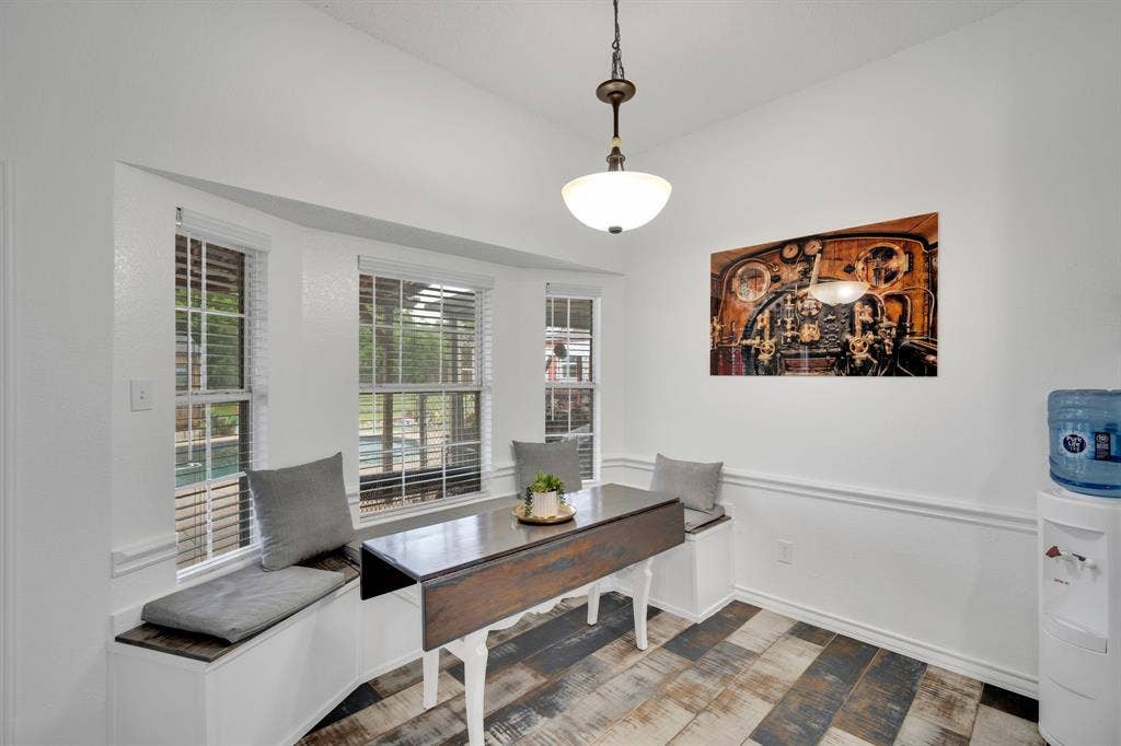 4431 Kings Court, Midlothian, TX 76065 Built in bench for dining area