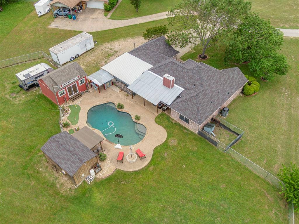 4431 Kings Court, Midlothian, TX 76065 Aerial view of property on large lot