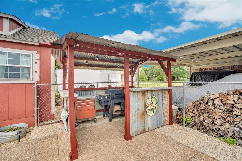 4431 Kings Court, Midlothian, TX 76065 Perfect spot for your BBQ grill & accessories.