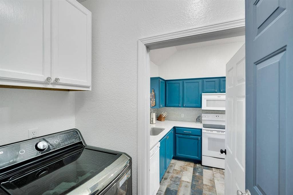 4431 Kings Court, Midlothian, TX 76065 Laundry next to kitchen