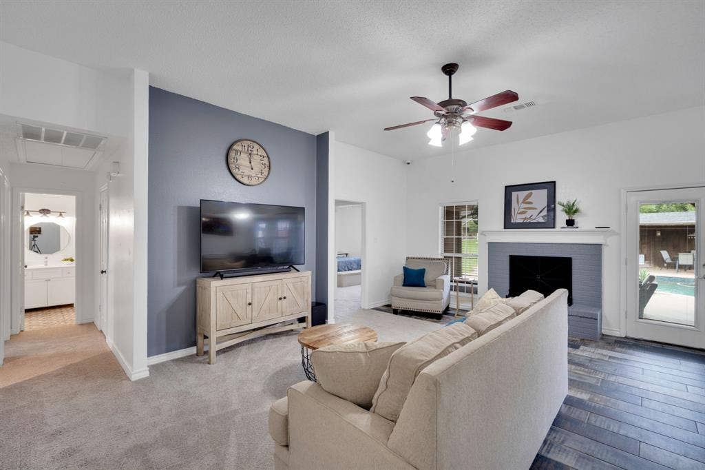 4431 Kings Court, Midlothian, TX 76065 Living area with new carpet, high ceiling and fireplace