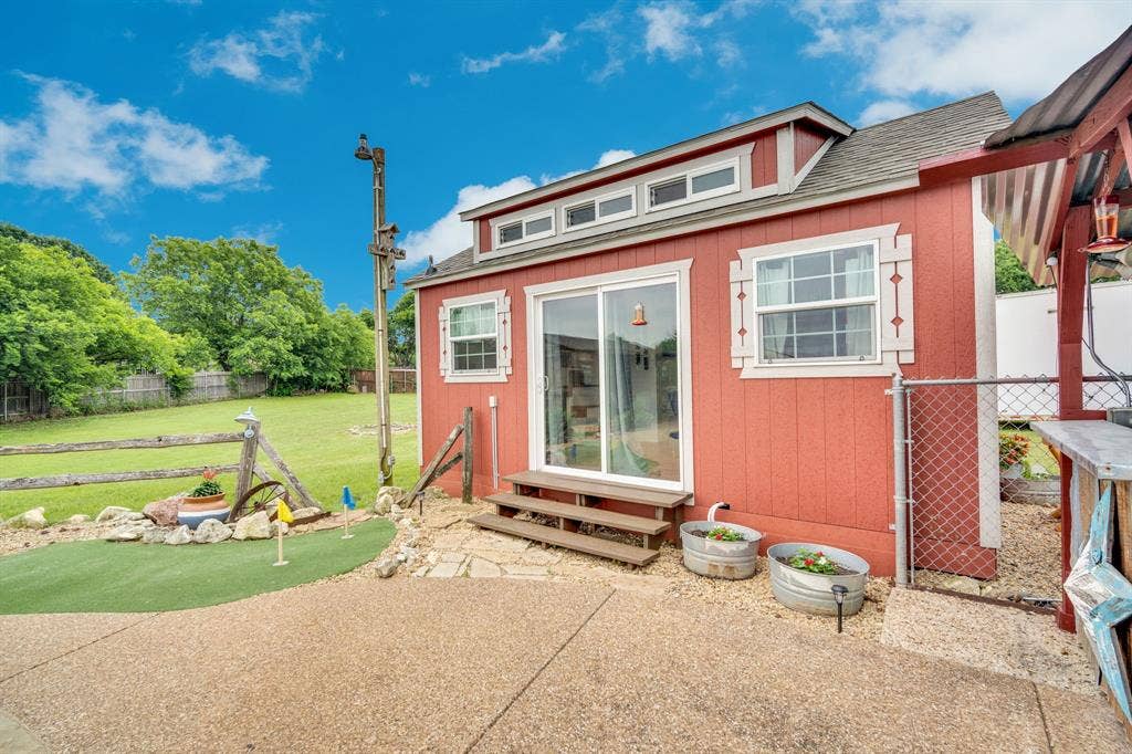 4431 Kings Court, Midlothian, TX 76065 Pool house, art studio or hobby spot.