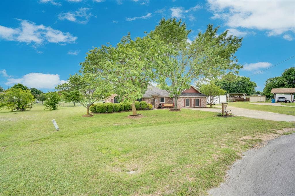 4431 Kings Court, Midlothian, TX 76065 Country-like setting in the city limits.