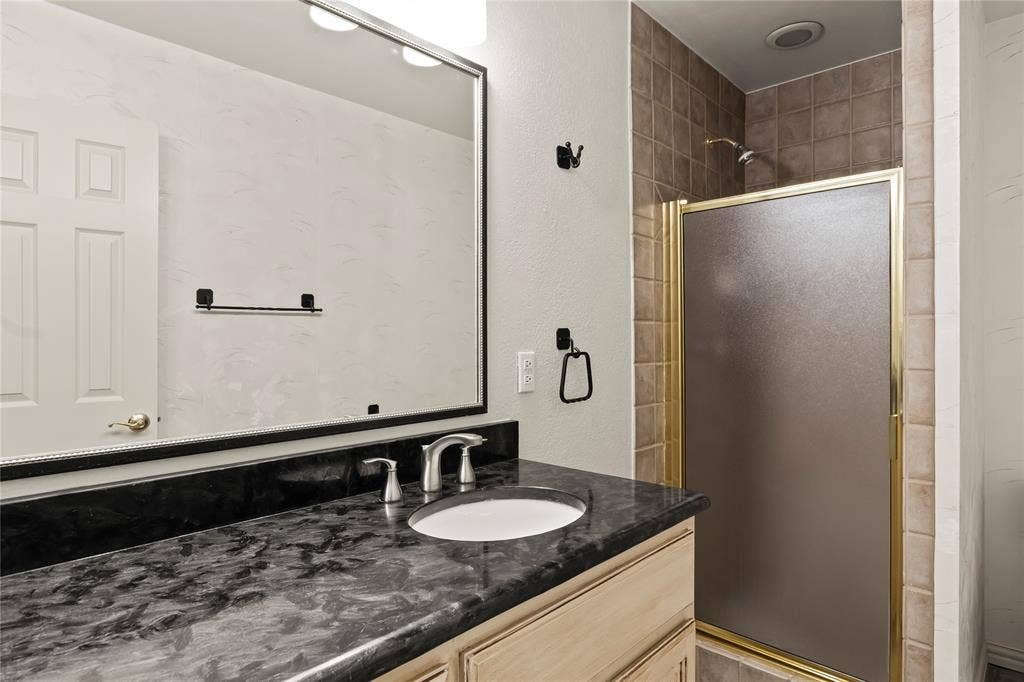 1524 Villa Cove Drive, Tool, TX 75143 Primary bathroom features separate shower and soaking tub with double sink vanity.