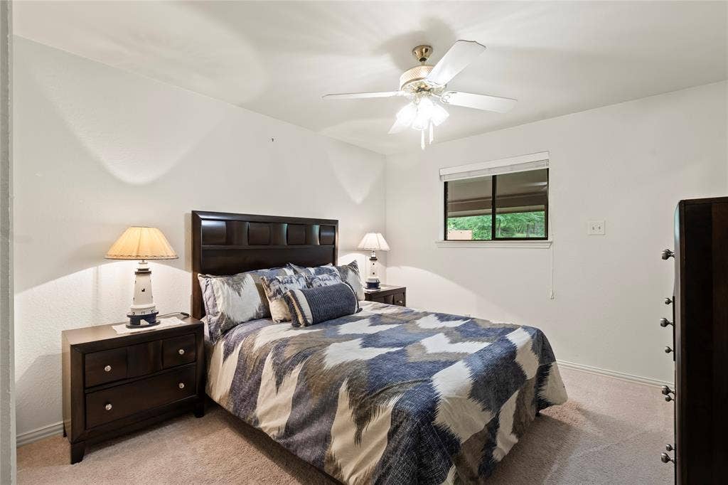 1524 Villa Cove Drive, Tool, TX 75143 Bedroom 2 with door to secondary guest bath.