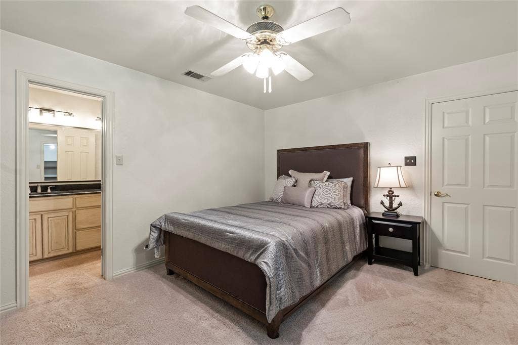 1524 Villa Cove Drive, Tool, TX 75143 Cozy primary suite with easy access to ensuite bath.
