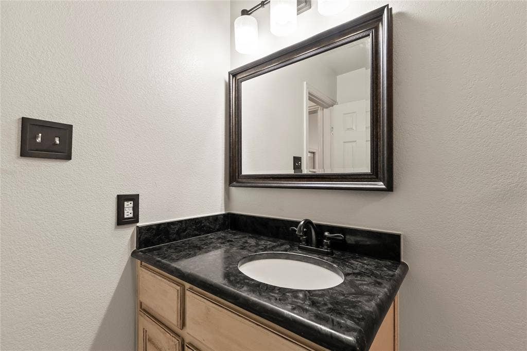 1524 Villa Cove Drive, Tool, TX 75143 Secondary bathroom vanity