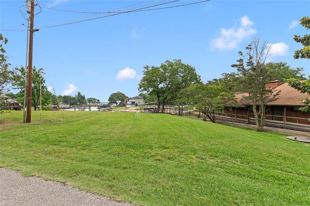 1524 Villa Cove Drive, Tool, TX 75143 Spacious additional lot offering room for a guest house, covered parking, or personalized outdoor retreat (as allowed per deed restrictions and city zoning requirements)—flexibility for your lake lifestyle.