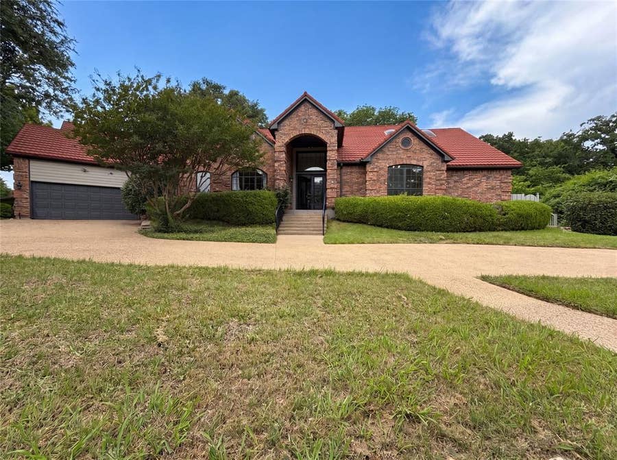 Property photo for 2405 Castle Rock Road, Arlington, TX