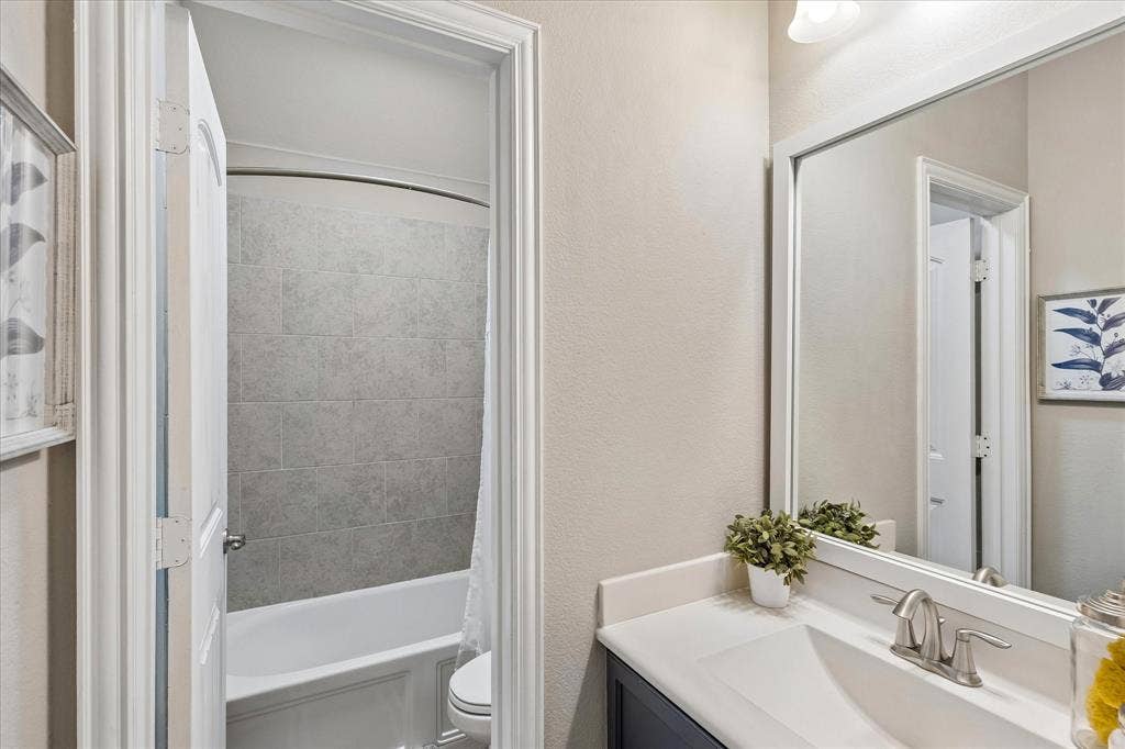 14824 Rocky Face Lane, Fort Worth, TX 76052 Full bathroom